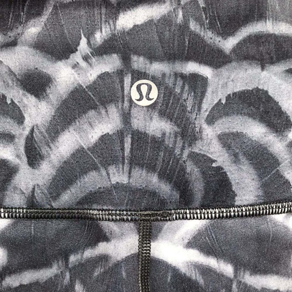 Lululemon Grey/White patterned leggings with cross cross calf